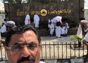 فريق عمل من جمعية حقوق الانسان يقف على مستوى الخدمات المقدمة للحجيج