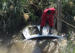 بالصور.. فتحة سقف تنقذ حياة شاب من الموت غرقاً بعد سقوط سيارته في مصرف زراعي بالأحساء