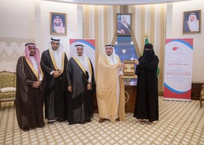 بالصور.. أمير القصيم يكرم ممرضة تبرعت بجزء من كبدها لطفلة وبحليها لجمعية خيرية
