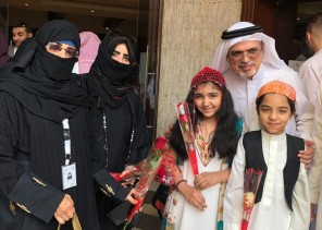 استقبال حجاج مصر بالورد والهدايا