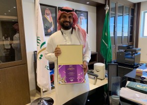 السفير البريطاني يتوج الدكتور وليد السالم لحصوله على جائزة الإنجاز المهني