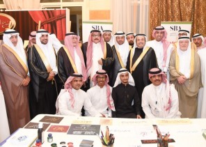 دحلان يدشن المعرض التشكيلي المصاحب لـ”قراءة النص”.. ويقتني 10 لوحات