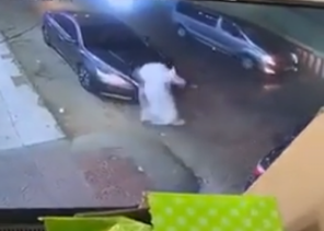 فيديو سرقة سيارة في الرياض بسبب خطأ من مالكها.. ونجاته من الدهس