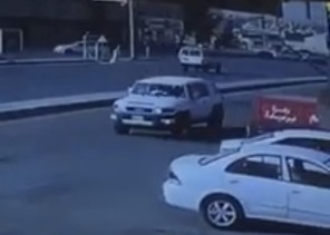 فيديو مروع.. سيارة تصدم وافداً وتطيح به في الهواء بالقصيم