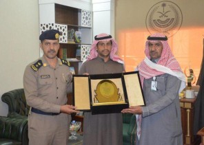 محافظ العلا يكرم المواطن إبراهيم البلوي