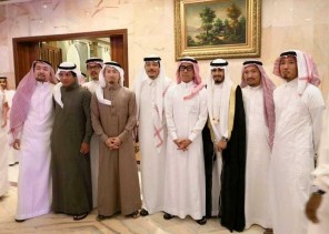 مهندسون يابانيون يحضرون زواج زميلهم مرتدين الزي السعودي.. ويشاركونه رقصة المزمار