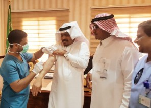 محافظ بيش يدشن حملة التطعيم ضد الإنفلونزا الموسمية