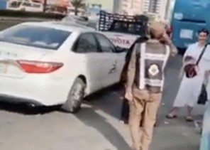 فيديو مؤثر.. رجل أمن يُلقي التحية العسكرية على أمه ويقبل كفيها بالمشاعر المقدسة