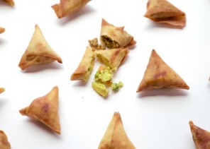 السمبوسة.. زينة الموائد الرمضانية.. من أي جاءت وما أصلها؟