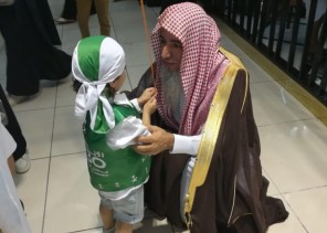 *ابتسامة عضو بهيئة الأمر بالمعروف تعانق فرحة طفلة باليوم الوطني ال٨٨ للمملكة*