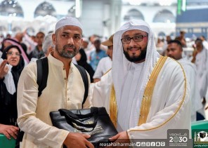 بالصور.. مؤذنو المسجد الحرام يشاركون في توزيع الهدايا على الحجاج غرِّد