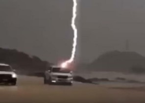 فيديو يوثق صاعقة تضرب سيارة في وادٍ بمكة.. وصاحبها يحكي ما حدث