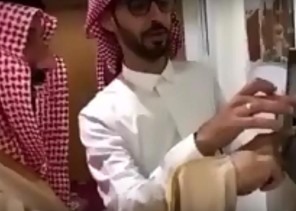 شاهد.. أمير نجران يبصم على جهاز رصد الحضور والانصراف المربوط بهيئة الرقابة والتحقيق