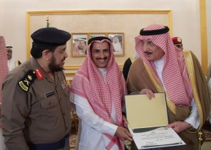 الأول أنقذ أسرة من حريق والآخر انتشل طفلاً من بئر .. أمير جازان يكرِّم “بطلَيْن”