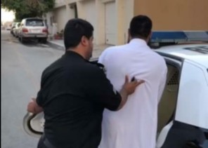 بالفيديو.. لحظة القبض على معالج شعبي امتهن الحجامة بأدوات غير مرخصة وبدائية