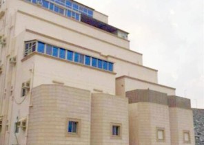 مقاول يحتال على 45 مواطناً ويعرض شققهم للبيع في مزاد ويهرب للخارج.. والمحكمة تنظر قضيتهم