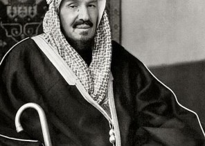 فيديو نادر .. الملك المؤسس يلقي كلمة قبل أكثر من 80 عاماً وبجانبه خادم الحرمين في طفولته