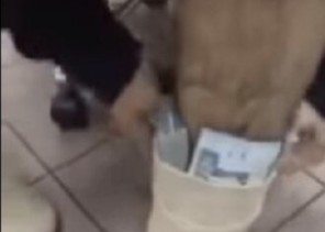 لحظة ضبط “هندي” حاول تهريب 600 ألف ريال بهذه الطريقة في مطار الدمام