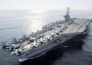 حاملة طائرات أمريكية تعبر مضيق هرمز وعلى متنها 1500 جندي من “المارينز” (فيديو)