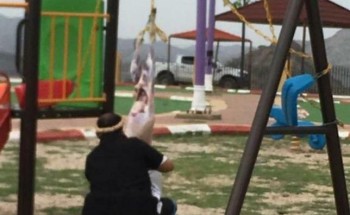 مواطن يسلخ ذبيحته على أرجوحة أطفال وسط متنزه عام بجازان.. والبلدية تتفاعل
