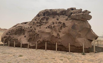 صورة لصخرة “عنترة” بعد تنظيفها وإعادتها لشكلها الطبيعي