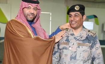 أمير الحدود الشمالية يقلد العقيد العنزي رتبته الجديدة