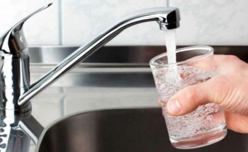 باحث في المسرطنات ينصح بشرب مياه الحنفية في المملكة.. ويقول: مياه الأسواق تسبب الكسل والضعف