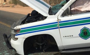 تعطل سيارة أحد سالكي الطريق تتسبب بانقلاب دورية أمن الطرق