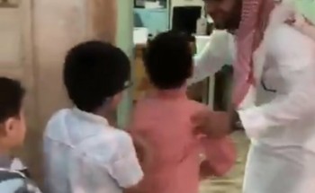 شاهد بالفيديو .. معلم يحيي طلابه عند باب الفصل بشكل يثير الإعجاب