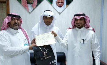 بالصور .. مدير مستشفى أحد المسارحة يكرم المدراء المناوبين