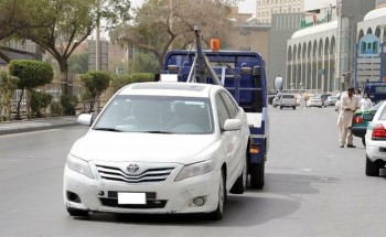 شركة مواقف سعودية تسحب مركبة وتودعها بحجز المركبات وبداخلها طفلة نائمة
