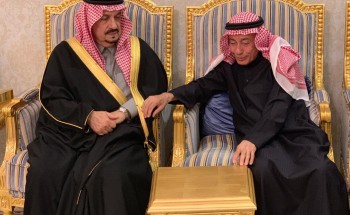 أمير منطقة الرياض يقدم العزاء لأسرة السديري