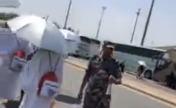 بالفيديو.. رجل أمن يرش الماء على الحجاج ليخفف عليهم حرارة الشمس
