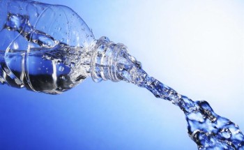 “الغذاء والدواء” تكشف حقيقة فوائد وأضرار الصوديوم في مياه الشرب المعبأة وتتوعد المضللين