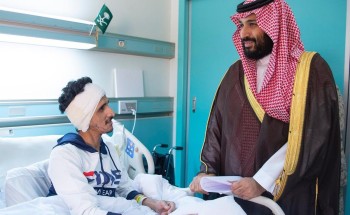 بالصور.. ولي العهد يطمئن على حالة مصابي الحد الجنوبي