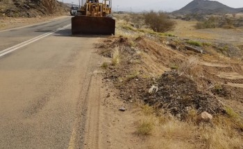 بلدية محافظة خليص تباشر مسح وإصلاح الطريق الرابط بين البريكة والسويلة