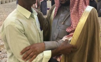 بالصور.. أسرة بحائل تقيم حفل وادع لعاملها الهندي.. وكفيله يتعهد بإرسال مكافأة شهرية له طوال حياته