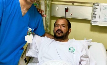 طبيب يلتقي في غرفة العمليات بأستاذه الذي درّسه في الابتدائية.. وهذا تعليقه