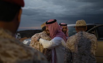 صور.. أمير عسير يزور المرابطين بالحد الجنوبي ويتناول معهم الإفطار
