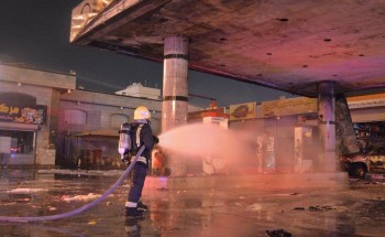 شاهد .. تحرك سيارة أثناء التزود بـ«البنزين» يُشعل حريقاً بمحطة وقود (صور)