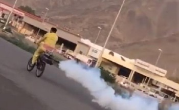 فيديو لعامل بلدية يرش المبيد راكباً دراجة يثير التساؤلات.. “وبلدية بدر” تُعلّق