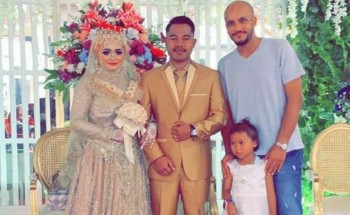 بالصور.. مواطن يزور عاملته المنزلية في إندونيسيا ويشاركها فرحتها بحضور زفاف ابنتها