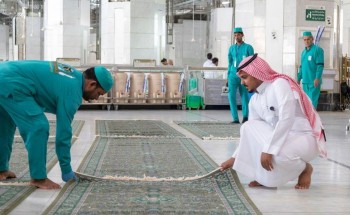 صور.. شؤون الحرمين تستبدل جميع سجاد المسجد الحرام وساحاته وتضع سجاداً جديداً