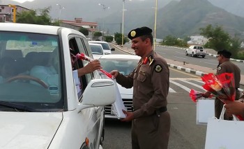 استقبال طلاب مدارس رجال ألمع بالورود وتوزيع الهدايا على 500 طالب وطالبة