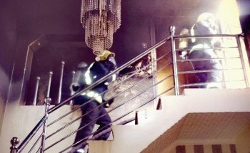 بالصور..حريق في عمارة سكنية يحتجز 3 أشخاص بالمدينة