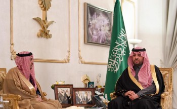 أمير الحدود الشمالية يستقبل أمين المنطقة ورؤساء البلديات في المحافظات