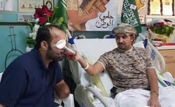 صورة لافتة.. مقاتـل بالحد الجنوبي فقد قدميه يسقي بيده آخر فقد ذراعيه