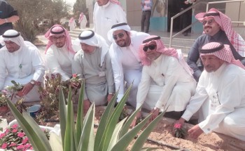 مدير بريد الاحساء يفعل عملية التشجير في أسبوع البئية بغرس مداخل وساحات البريد