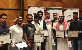 عميد شؤون الطلاب في جامعة الأعمال والتكنولوجيا يشارك أبناءه الطلاب والطالبات تخرجهم