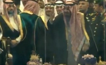 شاهد.. خادم الحرمين يشارك في أداء العرضة السعودية
